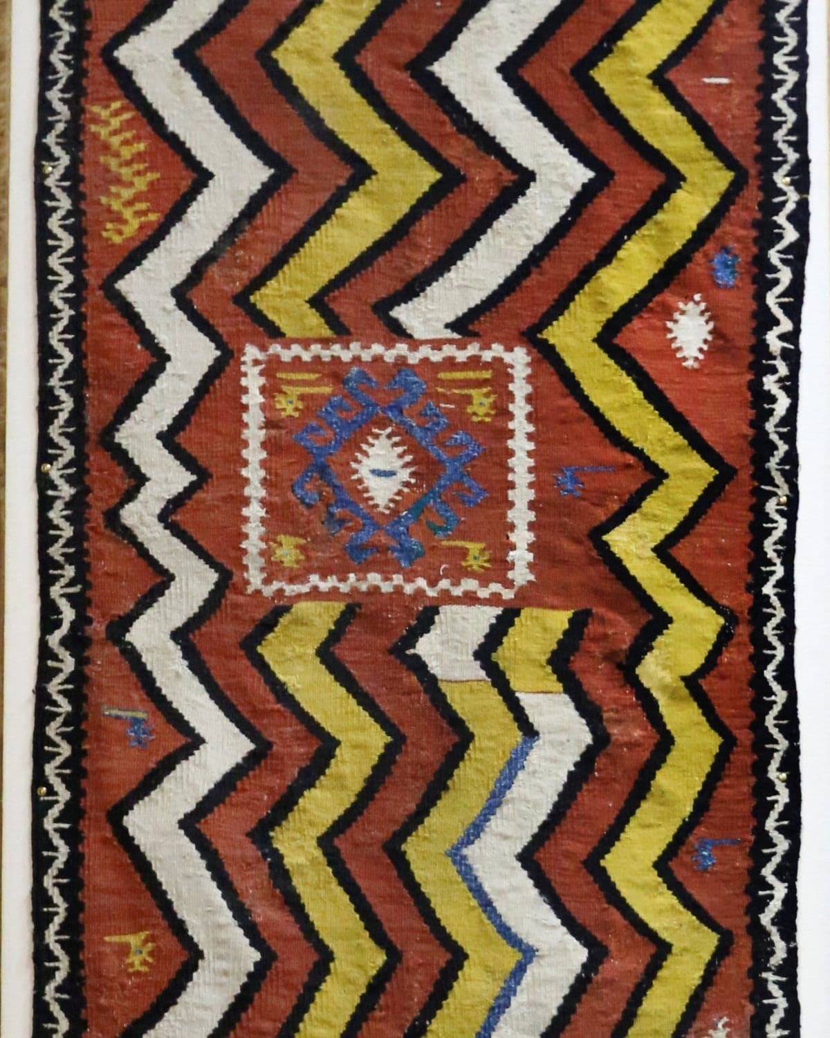 Tapinu de mortu a zigzag rosso, giallo e bianco con medaglione centrale | Collezione Luigi Piloni